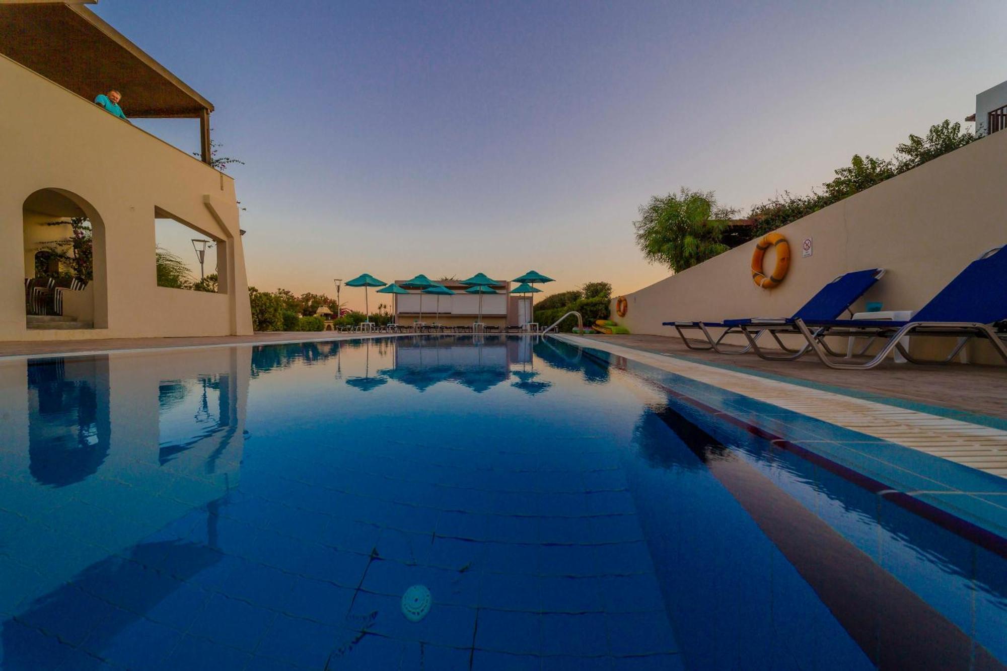 Amaryllis Front Beach Hotel ลาร์ดอส ภายนอก รูปภาพ